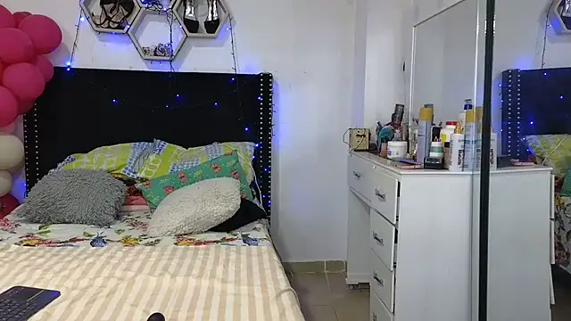 charlotte_077 লাইভ XXX চ্যাট