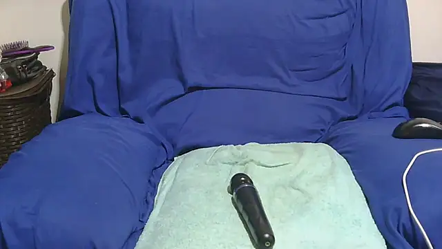 sluttylaura21 webcam show