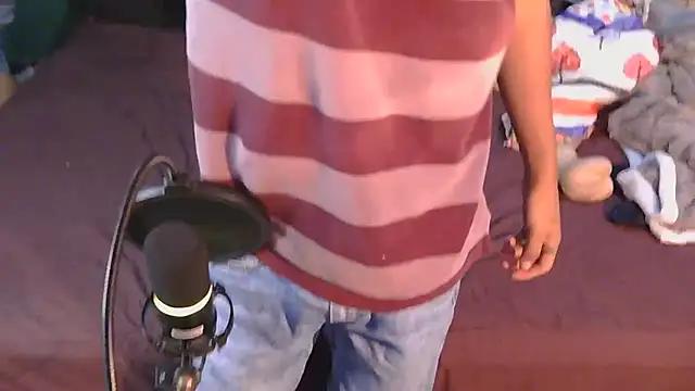 P4NT0J4: διαδικτυακό σόου στην κάμερα