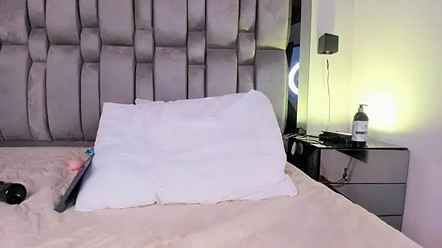 Chat +18 de REINA_ADAHARA ao vivo