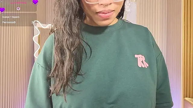 penelope_tay1 Adlı Modelin Canlı XXX Sohbeti