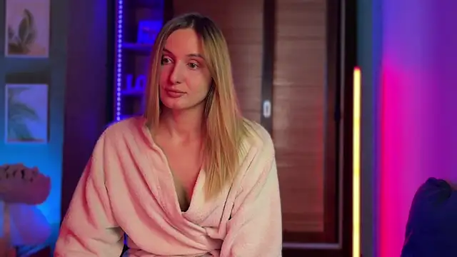 InDivaのライブXXXチャット