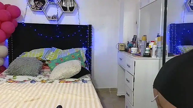 charlotte_077 Adlı Modelin Canlı XXX Sohbeti