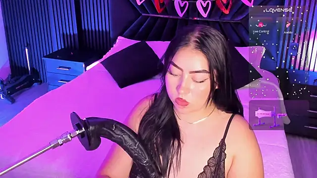 Emberrvelvet Show in webcam