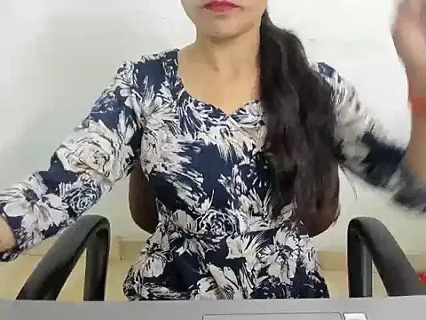 Hotsurbhi élő XXX-chatje