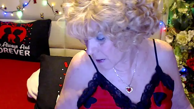 HappyWomanOn Show in webcam