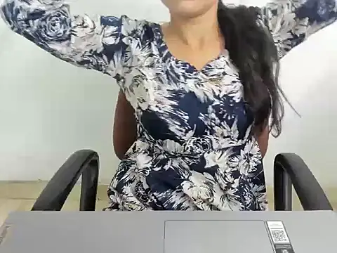 Chat +18 de Hotsurbhi ao vivo