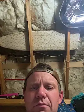 IDGAF-INDB: διαδικτυακό σόου στην κάμερα