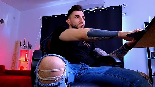 MightyAaron66 live XXX chat