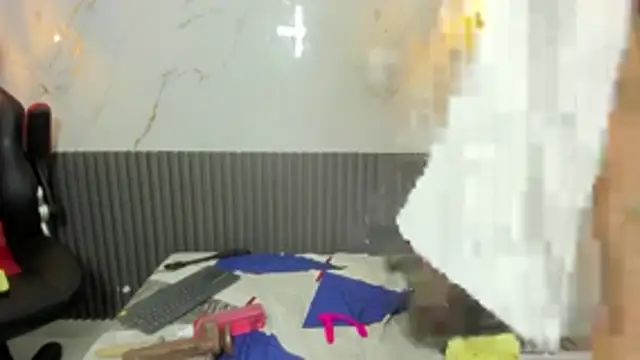 Show modela ReneePaz na web-kameri