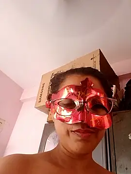 thanusi_2: διαδικτυακό σόου στην κάμερα