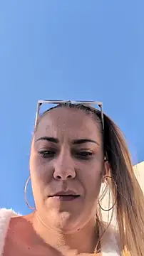 Risky_julia2330's Live XXX Chat