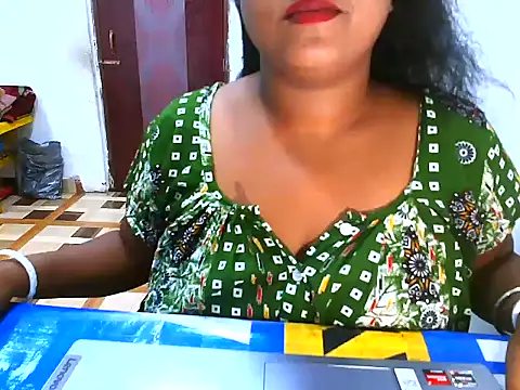 IamRiva: διαδικτυακό σόου στην κάμερα