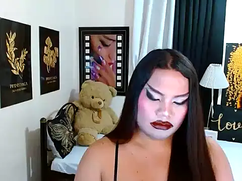 TSbrianaHugeCock webkamerás műsora