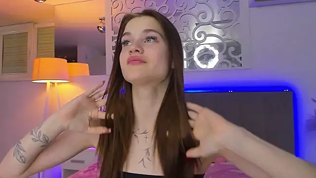 LuisaClover 即時 XXX 聊天