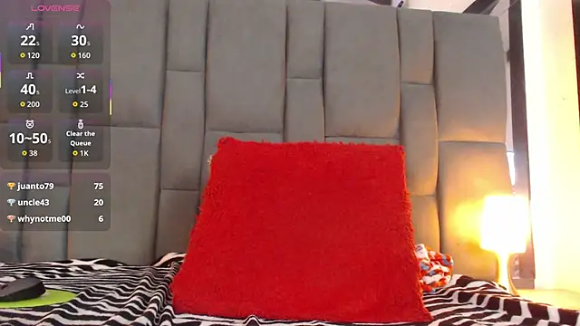 SELENA_BIGBOOBS élő XXX-chatje