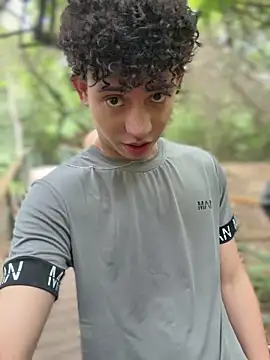 yoursexyjose Show in webcam