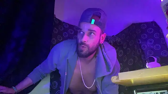 Guyst049 Show Webcam