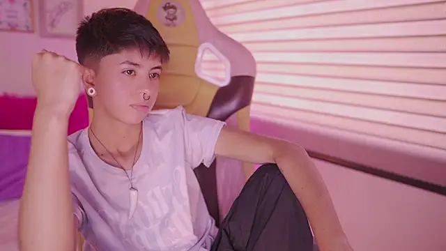 tommy_blue Adlı Modelin Canlı XXX Sohbeti