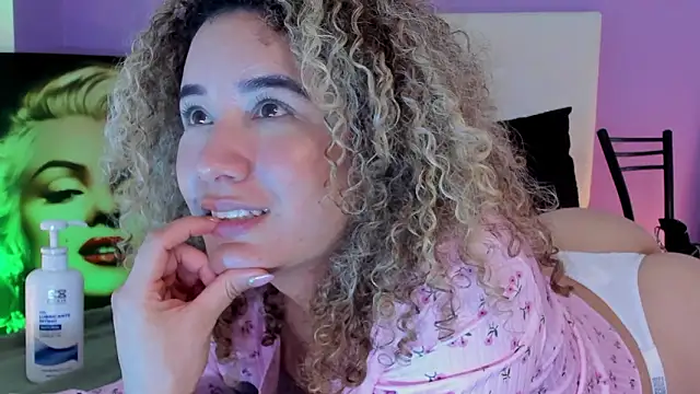 Charlotte11-11's Live XXX Chat