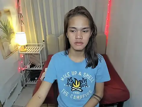 Živý XXX chat PetiteHugecockTs