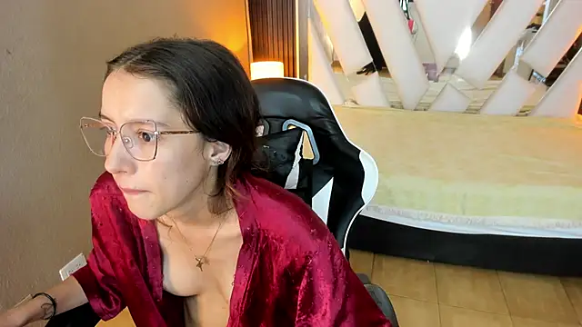 Linda4Petite's Live XXX Chat