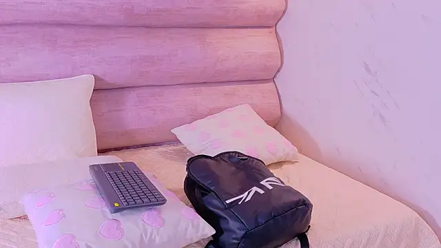 EmmaCollins01 Adlı Modelin Canlı XXX Sohbeti