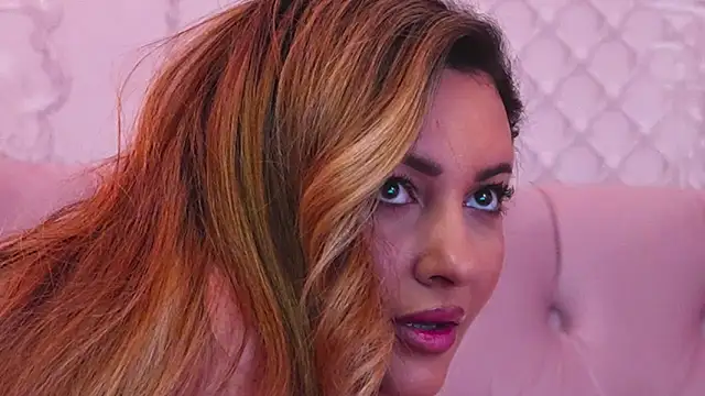 YaaraCollins' Live XXX Chat