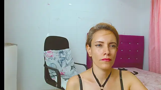 chantalsemenova1のライブXXXチャット