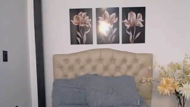 pinky_f00xn Live XXX chat