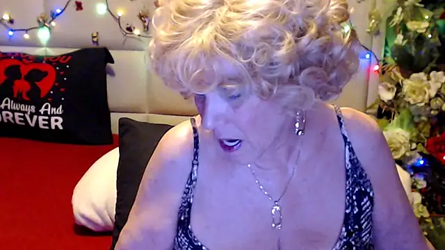 HappyWomanOn's Live XXX Chat