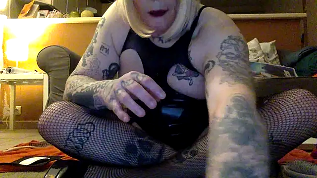 mpbe: διαδικτυακό σόου στην κάμερα