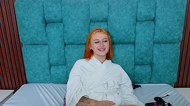 AnnieHiper Show in webcam