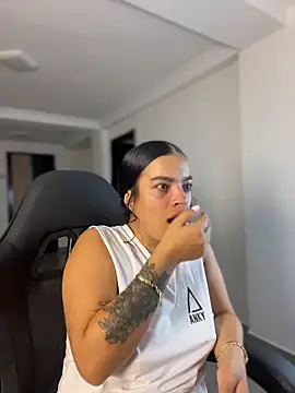 JuanitaMore01 Adlı Modelin Canlı XXX Sohbeti