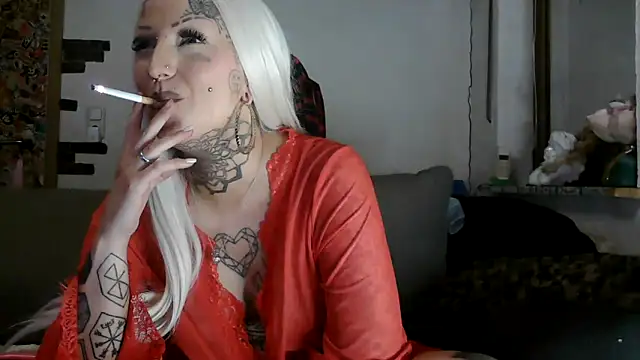 RoxxyInk live XXX chat