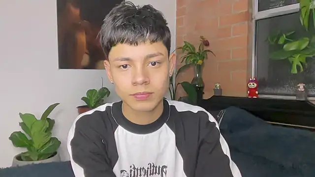 Chat +18 de Andy_Belier23 ao vivo