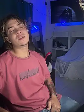 AngelLatinBoy 即時 XXX 聊天