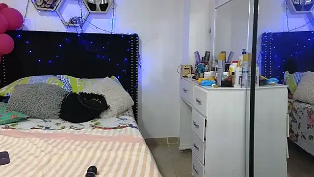 Chatroom XXX en direct de charlotte_077