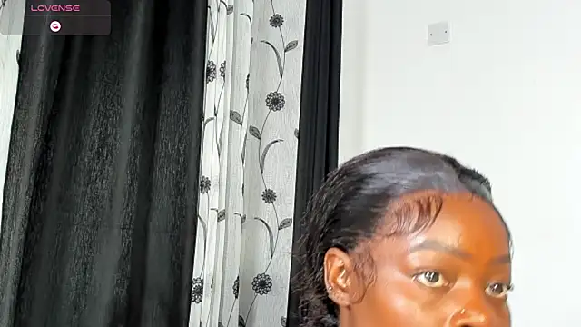 CREAMY_BUBBLEGUM Adlı Modelin Canlı XXX Sohbeti