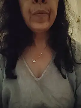 NakedMILFx Adlı Modelin Canlı XXX Sohbeti