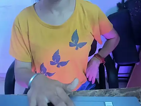 Hotsurbhi – Naživo XXX chat