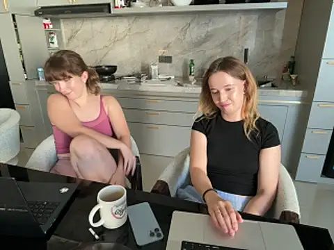 Nura_n_Sarah webkamerás műsora