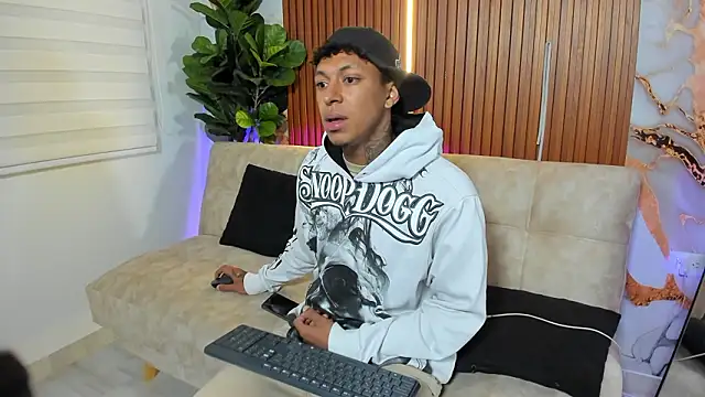 Jonathan_Guzman_ Show in webcam