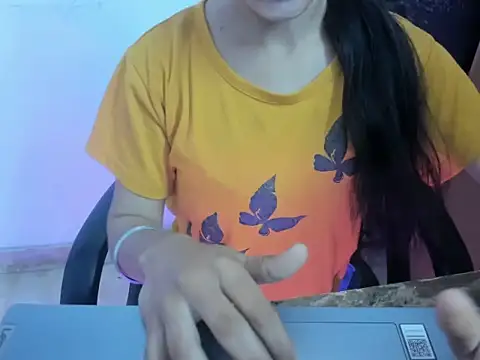 Hotsurbhi Adlı Modelin Canlı XXX Sohbeti