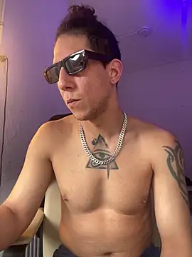 Show modela TitanNoir na web-kameri