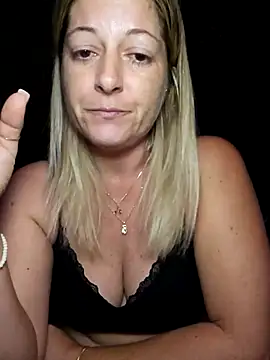 NikkiBlisss 现场XXX聊天