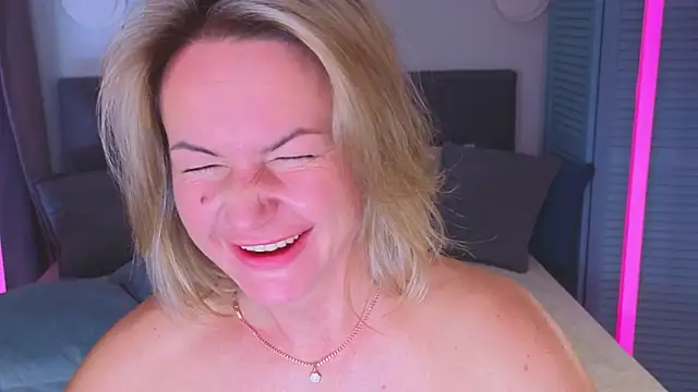 Show modela AssolMonet na web-kameri