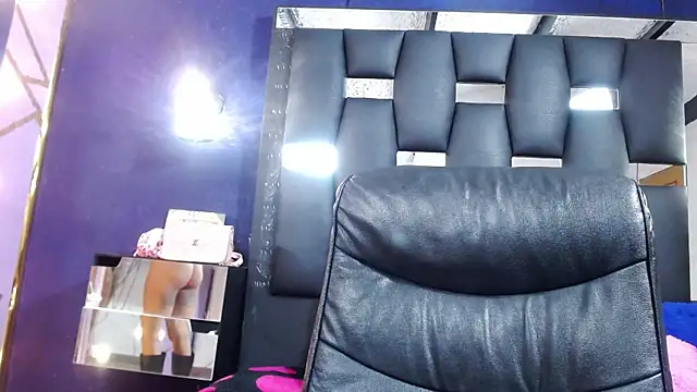 EMYCLARK01 – Naživo XXX chat