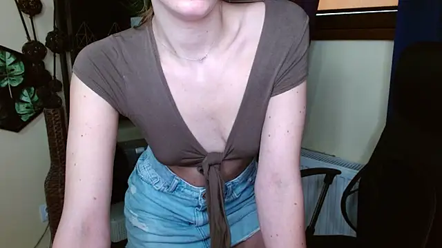 EmillyPlayのライブXXXチャット