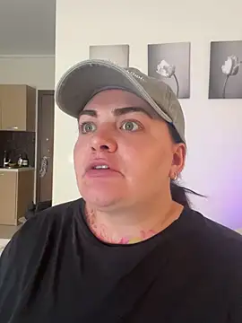 HeyBABYGIRL: διαδικτυακό σόου στην κάμερα